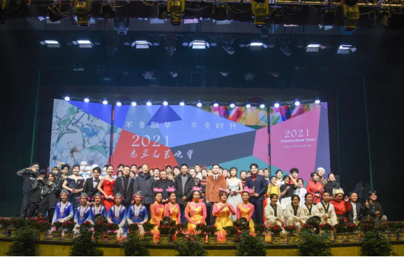 雷电竞官网app：绚丽大舞台演绎精彩中国故事，00后大学生乐享思政教育